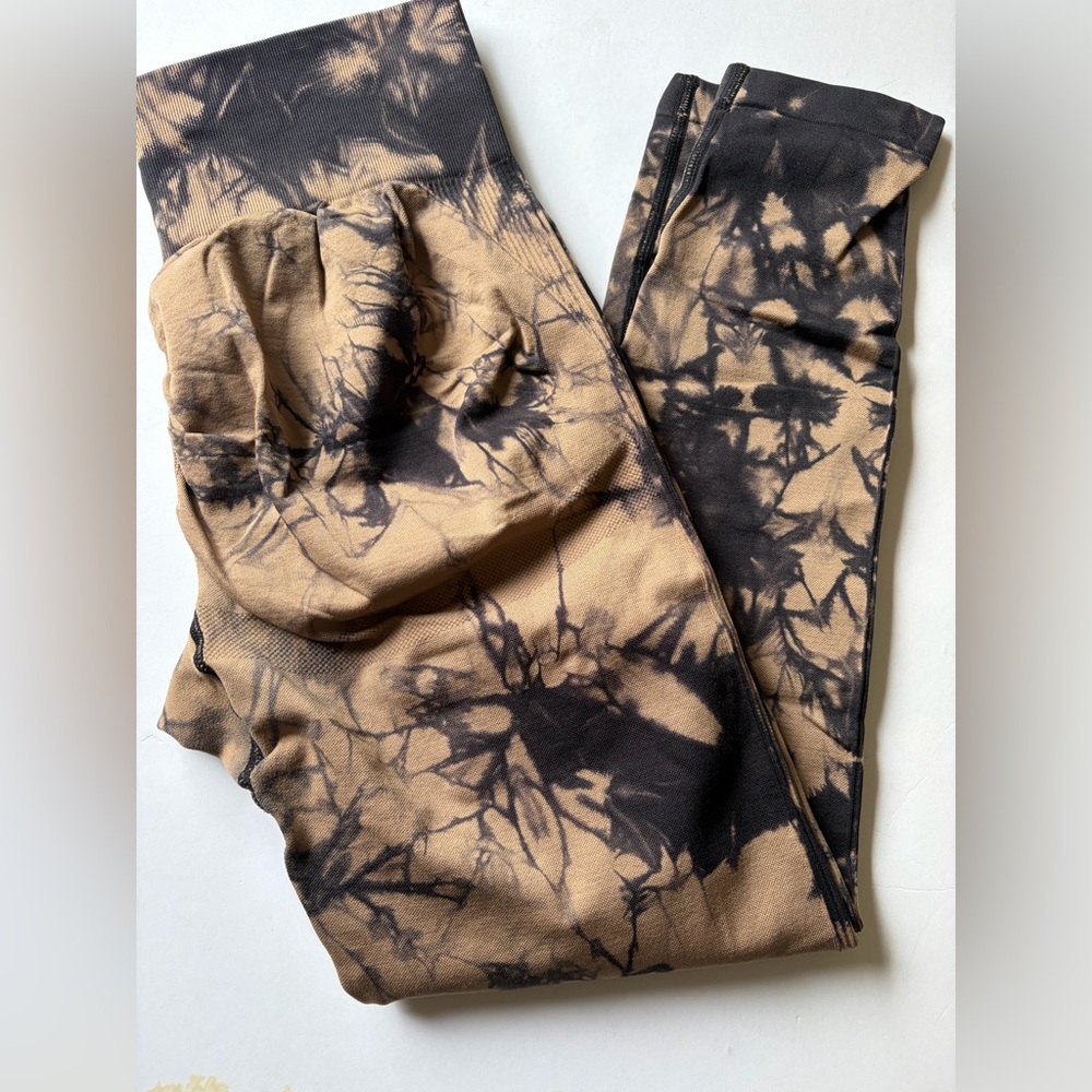 Tie-Dye Leggings in Black and Tan